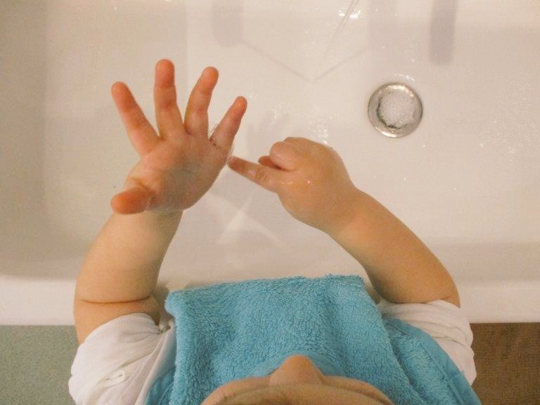 cavallcartroedu's tweet photo. Les estonetes per rentar-se les mans i la cara són moments d’#aprenentatge, però alhora també de plaer, gaudi i diversió. 👶🏻🧒🏻👧🏽
#EscolaBressol EBM #PamiPipa, de #Badalona https://t.co/zDK8dkgQAn