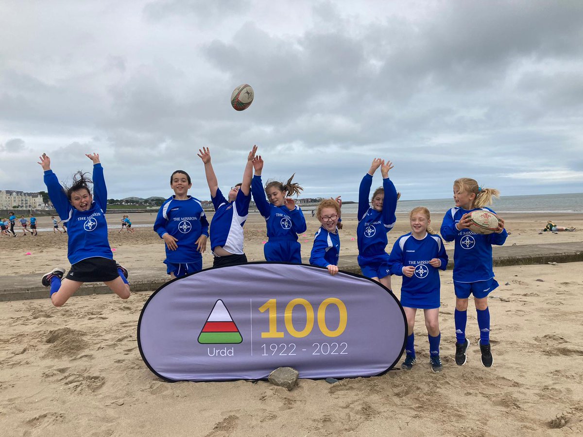 UrddWRU7's tweet photo. Diolch i bawb a ddaeth lawr i traeth Bae Colwyn heddiw. Gwych i weld pawb yn cael hwyl allan yn yr awyr agored!

Thank you to everyone who came down to Colwyn Bay beach today. Was great to see everyone enjoying themselves! https://t.co/WCZjtyIIKQ