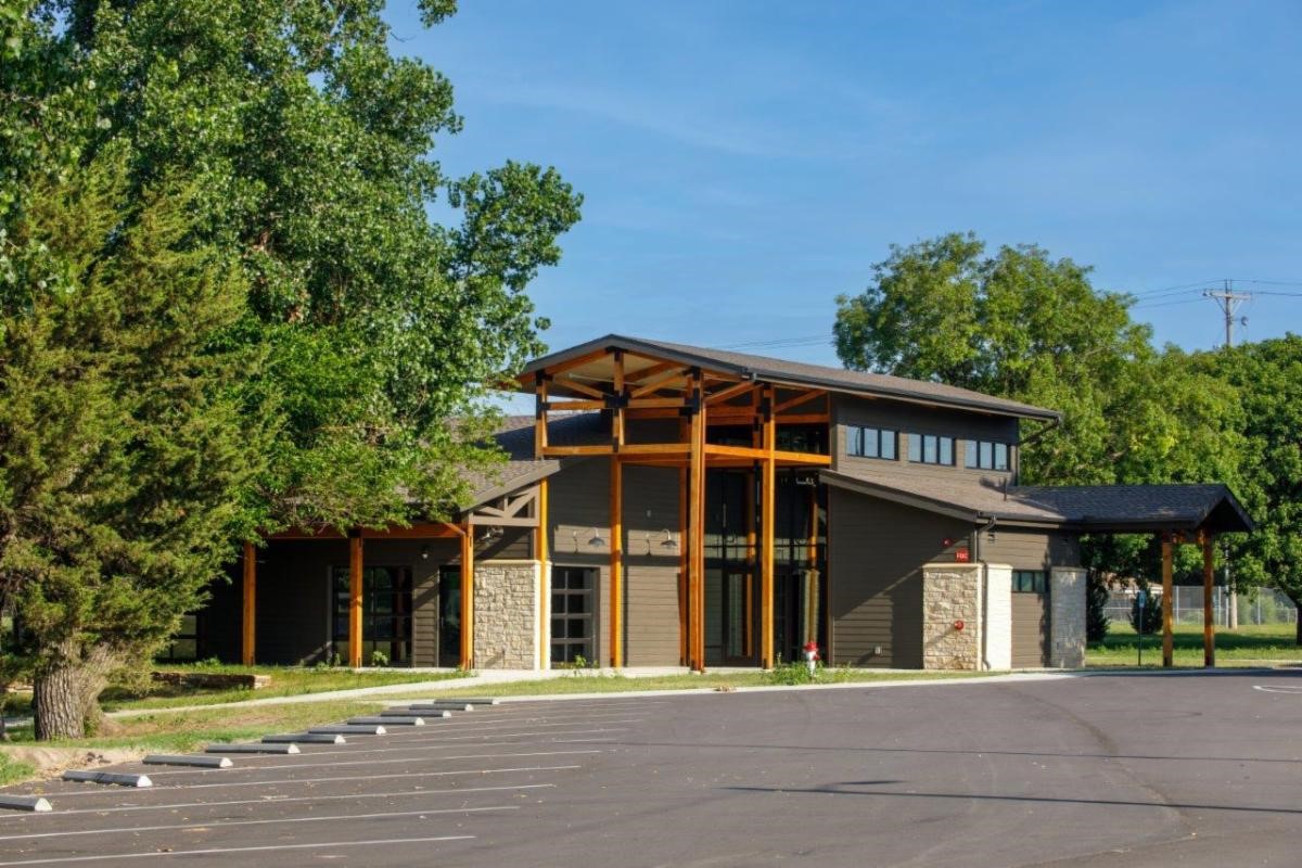 ConcoWichita's tweet photo. One of Wichita's largest parks now has a new four-season event center! The new venue at O.J. Watson Park can entertain parties of 100-120 guests. Weddings, business meetings and special events can be hosted at the new facility that is fully enclosed, but has large roll-up doo ... https://t.co/EKxFMLtFbY