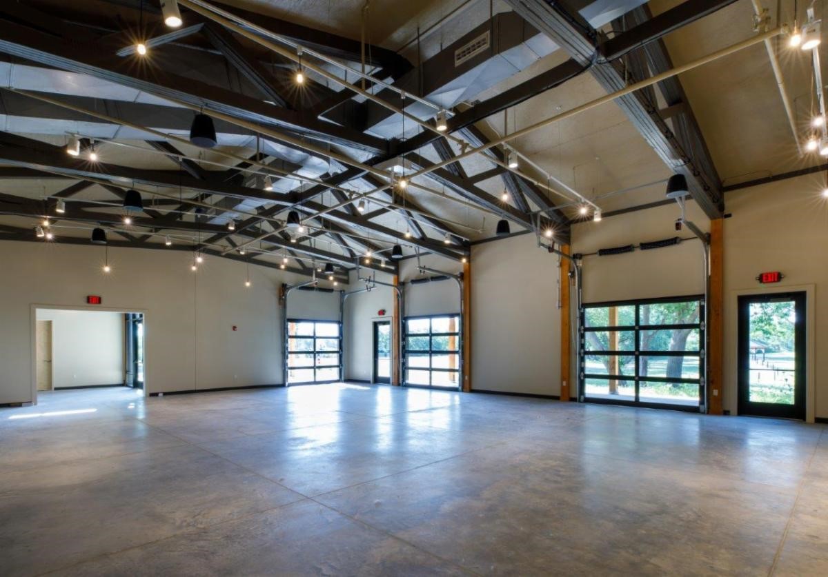 ConcoWichita's tweet photo. One of Wichita's largest parks now has a new four-season event center! The new venue at O.J. Watson Park can entertain parties of 100-120 guests. Weddings, business meetings and special events can be hosted at the new facility that is fully enclosed, but has large roll-up doo ... https://t.co/EKxFMLtFbY
