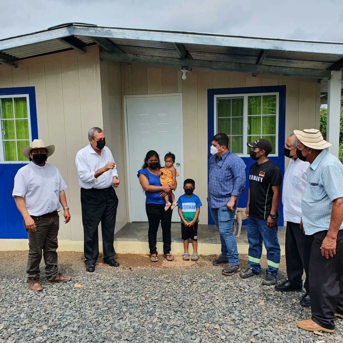 La Dirección Regional del MIVIOT en coordinación con el DAS, hicieron entrega de una casa en la comunidad de Palo Verde de Cañazas, a la familia de la señora Gisela González, quienes perdieron su residencia producto de un siniestro.