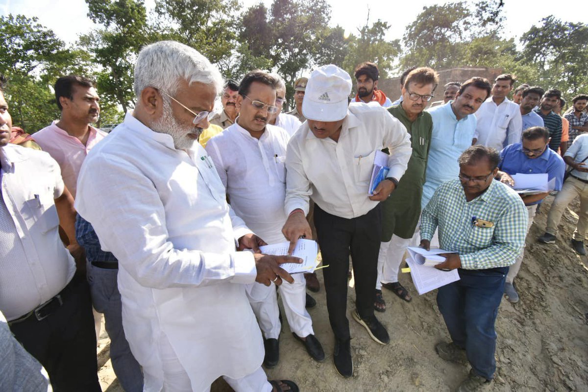 swatantrabjp's tweet photo. “बाढ़ से जन-जन की सुरक्षा करने हेतु योगी सरकार संकल्पित है”

आज देवरिया के ग्राम रतनपुर, सिलहटा एवं पांडे माझा में कटान निरोधक बंधों का निरीक्षण कर अधिकारियों को आवश्यक दिशा-निर्देश दिए। https://t.co/3SwdQCk9Ek
