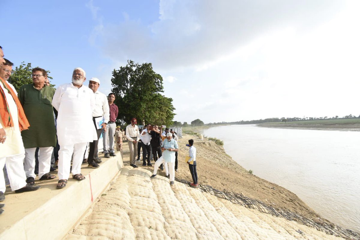 swatantrabjp's tweet photo. “बाढ़ से जन-जन की सुरक्षा करने हेतु योगी सरकार संकल्पित है”

आज देवरिया के ग्राम रतनपुर, सिलहटा एवं पांडे माझा में कटान निरोधक बंधों का निरीक्षण कर अधिकारियों को आवश्यक दिशा-निर्देश दिए। https://t.co/3SwdQCk9Ek