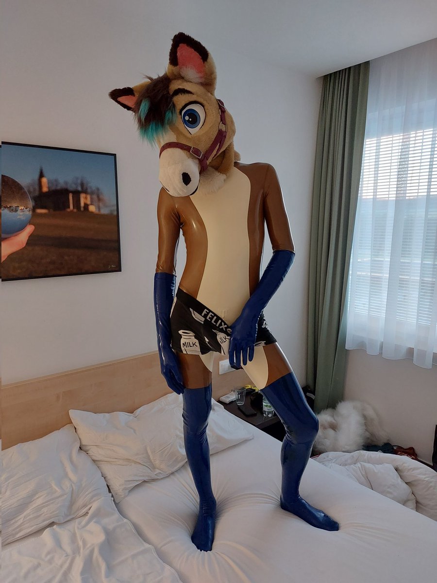 JohnnyHappyColt's tweet photo. Melk 🥛🐴
Horses love melk 🤍
#Latex #LatexFur #SqueakyFur https://t.co/rAikMbglkq
