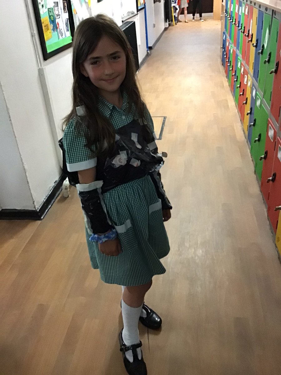 A fun and creative afternoon in 3K designing and making recyclable fashion. #DaytoCreate <a href="/DovedalePrimary/">Dovedale Primary Sch</a>