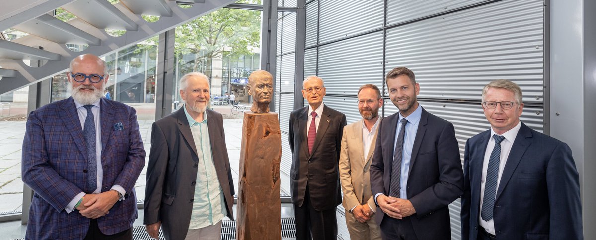 KunstmuseumWOB's tweet image. Am 1. Juli 2022 hat der Initiator und langjährige engagierte Unterstützer des Kunstmuseum Wolfsburg, Herr Professor Dr. Carl H. Hahn, seinen 96. Geburtstag gefeiert. 🎂#kunstmuseumwolfsburg @Stadt_Wolfsburg @WMGWolfsburg