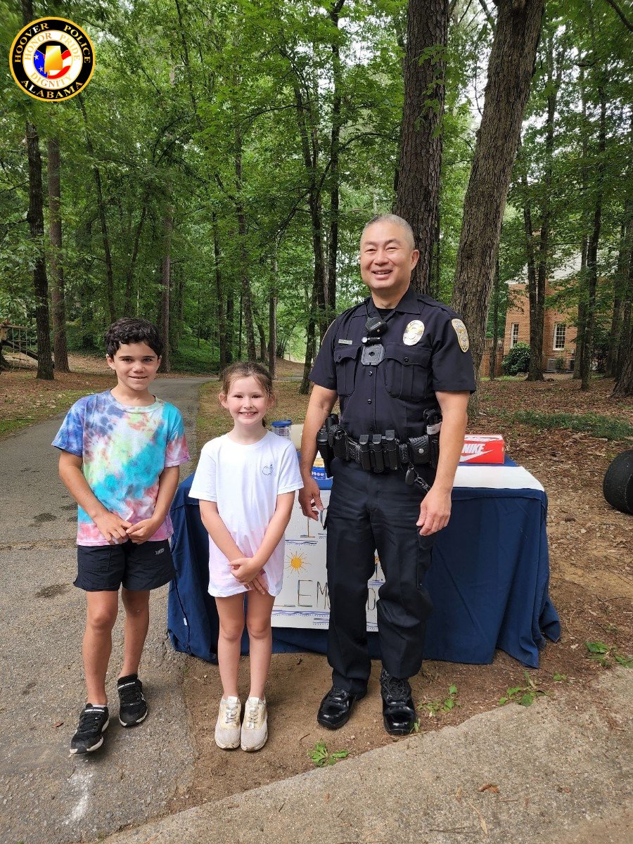 HooverPD's tweet photo. #waytogowednesday
“Children are the living messages we send to a time we will not see.” - John F. Kennedy
Sometimes #workinthebeat is stopping to get some lemonade. The little things can make a big difference! Way to go, Officer Hu!
#hooverpd #CommunityEngagement #lemonade https://t.co/mO6sb871JS