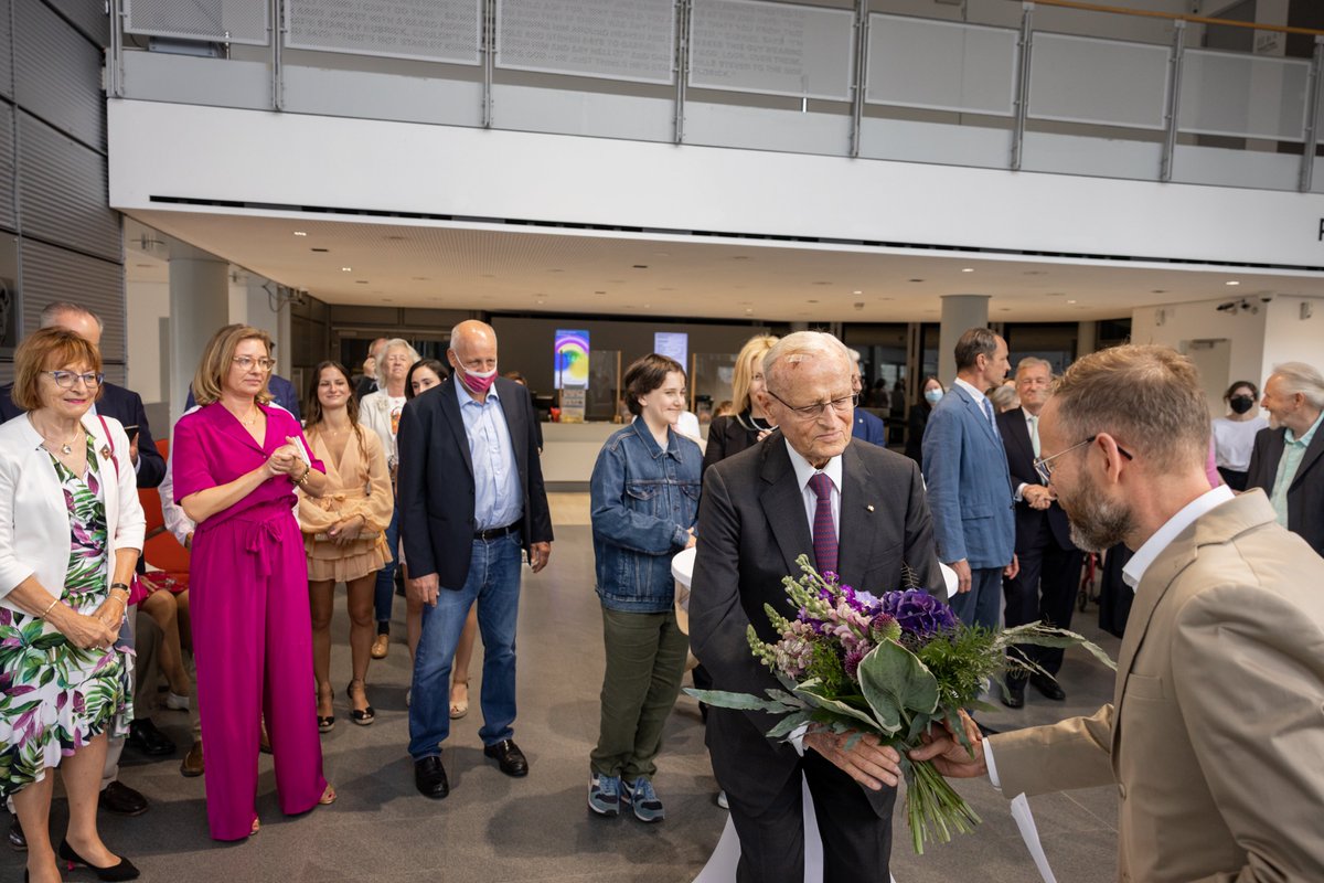 KunstmuseumWOB's tweet image. Am 1. Juli 2022 hat der Initiator und langjährige engagierte Unterstützer des Kunstmuseum Wolfsburg, Herr Professor Dr. Carl H. Hahn, seinen 96. Geburtstag gefeiert. 🎂#kunstmuseumwolfsburg @Stadt_Wolfsburg @WMGWolfsburg