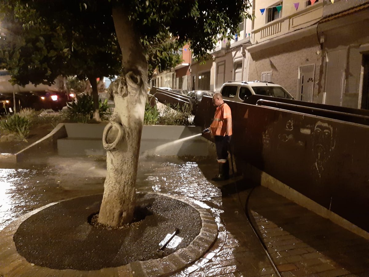 DistritoPuerto's tweet photo. Los compañeros de @LimpiezaLPGC realizaron anoche un baldeo intensivo en el barrio de #LaIsleta
#IsletaPuertoGuanarteme #DistritoVivo https://t.co/3PU2uh5W8y