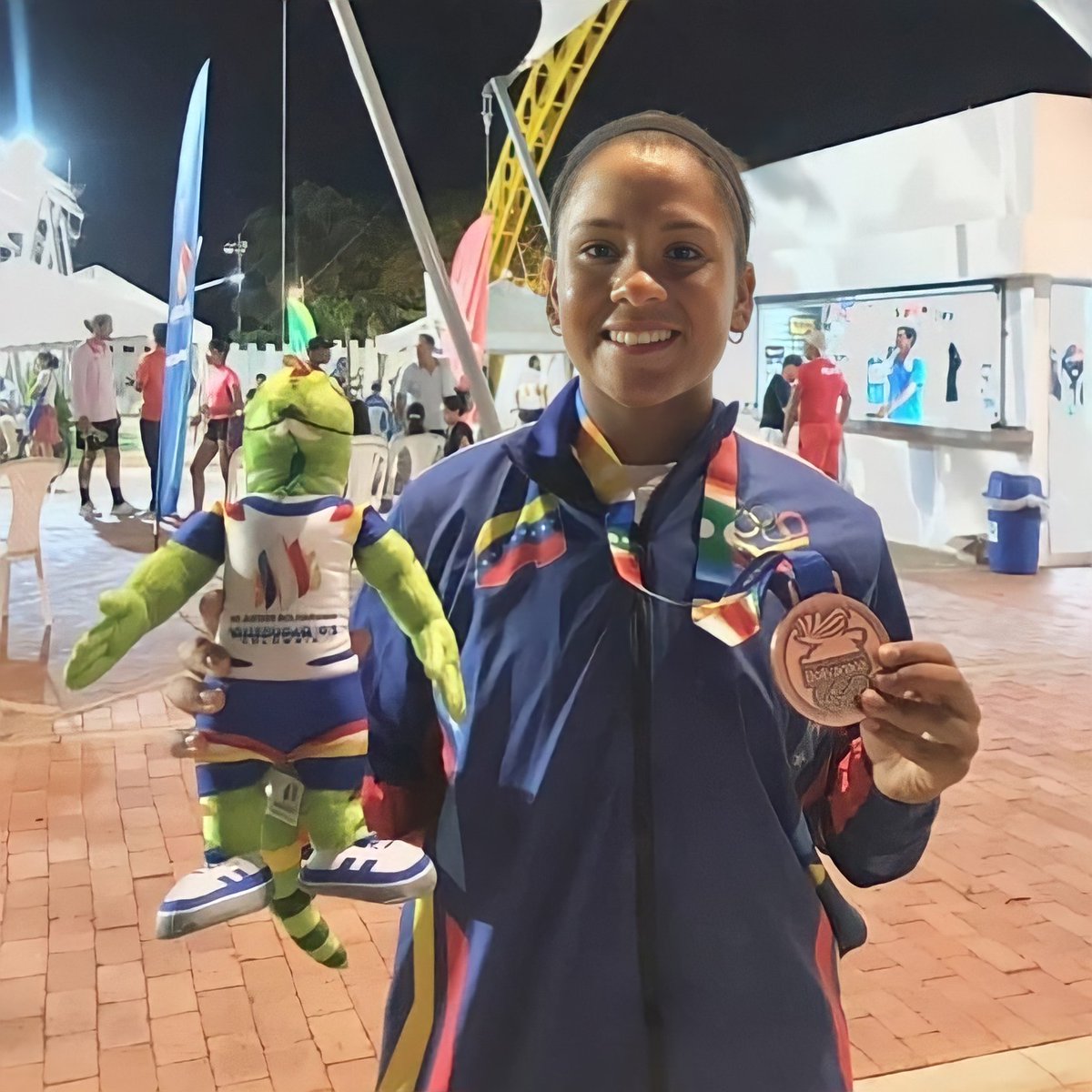 Nuestra tenista monaguense Daniela Rivera, logró colgarse la medalla de bronce en los XIX Juegos Bolivarianos Valledupar 2022 junto a la valenciana Sofía Cabeza al imponerse a la selección de Chile en la modalidad de dobles femenino del tenis de campo.

¡Felicidades Campeona!🥉🇻🇪