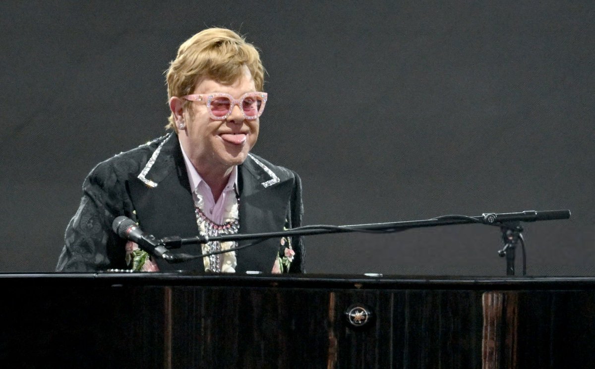 27 May 2022, Hessen, Frankfurt/Main: British musician #EltonJohn gives a stadium concert in Deutsche Bank Park as part of his "Farewell Yellow Brick Road" farewell tour.

I'm still there, sorry ✨️♥️

📷: Arne Dedert