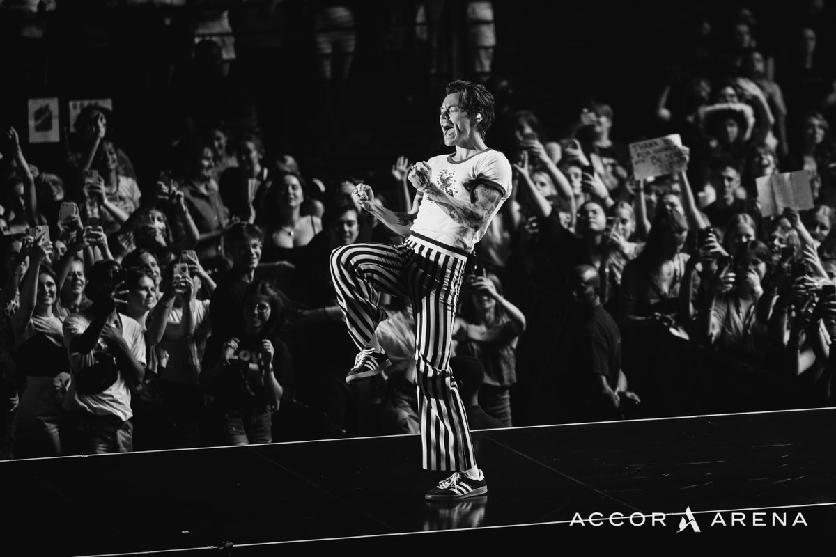 Accor_Arena's tweet photo. Hier soir, #HarryStyles a électrisé l’Arena ! Au programme : un show coloré, une rockstar survoltée &amp; un public captivé : la recette d’une soirée réussie ! 
Mention spéciale au projet des fans sur "love of my life" qui ont illuminé la salle aux couleurs LGBTQ+ 🌈 

@nickoguihal https://t.co/LIyu1uKnx8