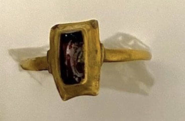 BramptonMuseum's tweet photo. Can you help us buy some TREASURE?!
This beautiful Medieval ring was found in Audley by a detectorist.
We need to raise over £1000 by the end of the month to buy it.
If you can help give us a call on 01782 619705 or send us an email bramptonmuseum@newcastle-staffs.gov.uk https://t.co/U7X9gsEbjC