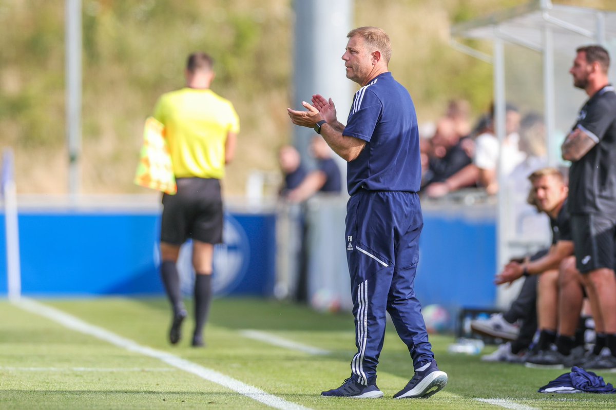 s04's tweet photo. Abpfiff! 1:0 gegen den SC Verl - Testspielsieg No 3️⃣
Sauber, Männer!
#S04 | 🔵⚪️ | #S04SCV https://t.co/0u1xyonX3M