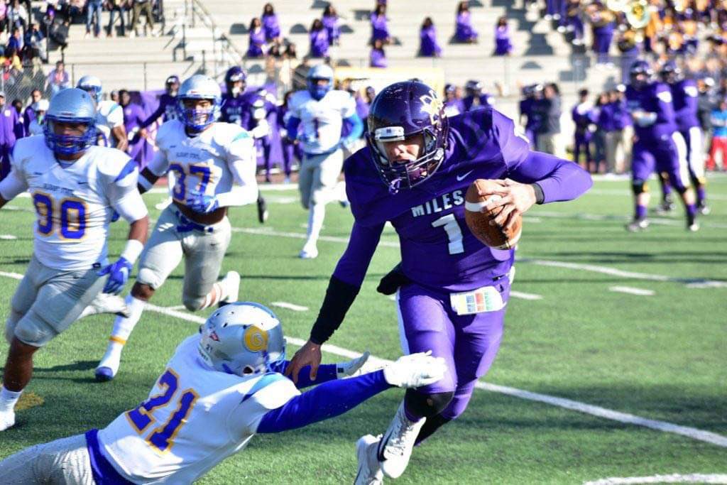 TheRonaldDavis6's tweet photo. I am blessed and honored to receive a scholarship offer from Miles College after a great conversation with @Coach_Sam_Shade 

@coachpsb @GreenvilleFB @graylin30 @miles_football @coachpimienta https://t.co/6lekz62ANR