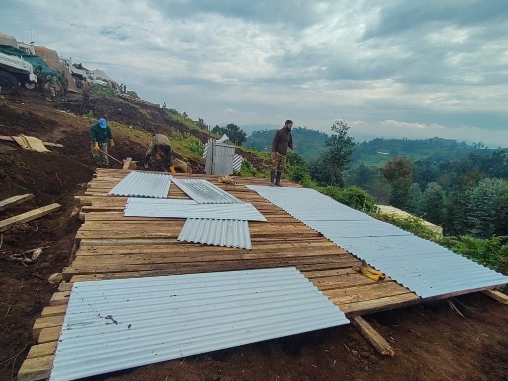 goma24news's tweet photo. ๐Incapable de contruire mรชme des forteresses (#Indake), La @MONUSCO a entrepris la construction de positions dรฉfensives au profit des #FARDC vers #Rukoro ร 6 Kms de #Rutshuru centre. Quelle Honte pour nos #FARDC? https://t.co/kw2J0BO34K