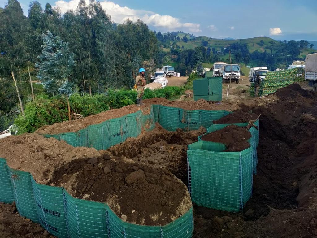 goma24news's tweet photo. ๐Incapable de contruire mรชme des forteresses (#Indake), La @MONUSCO a entrepris la construction de positions dรฉfensives au profit des #FARDC vers #Rukoro ร 6 Kms de #Rutshuru centre. Quelle Honte pour nos #FARDC? https://t.co/kw2J0BO34K