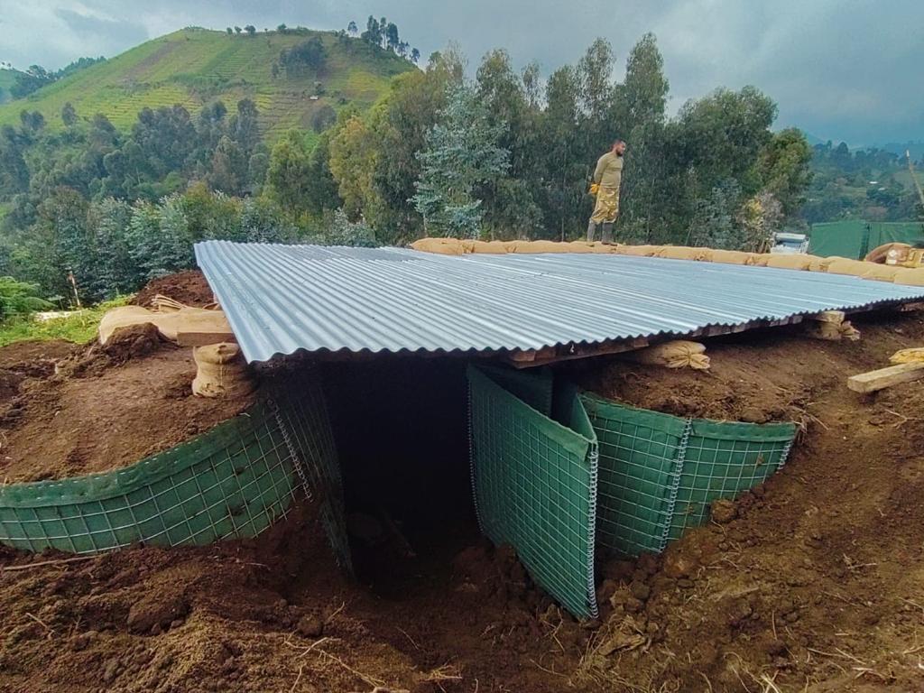goma24news's tweet photo. ๐Incapable de contruire mรชme des forteresses (#Indake), La @MONUSCO a entrepris la construction de positions dรฉfensives au profit des #FARDC vers #Rukoro ร 6 Kms de #Rutshuru centre. Quelle Honte pour nos #FARDC? https://t.co/kw2J0BO34K