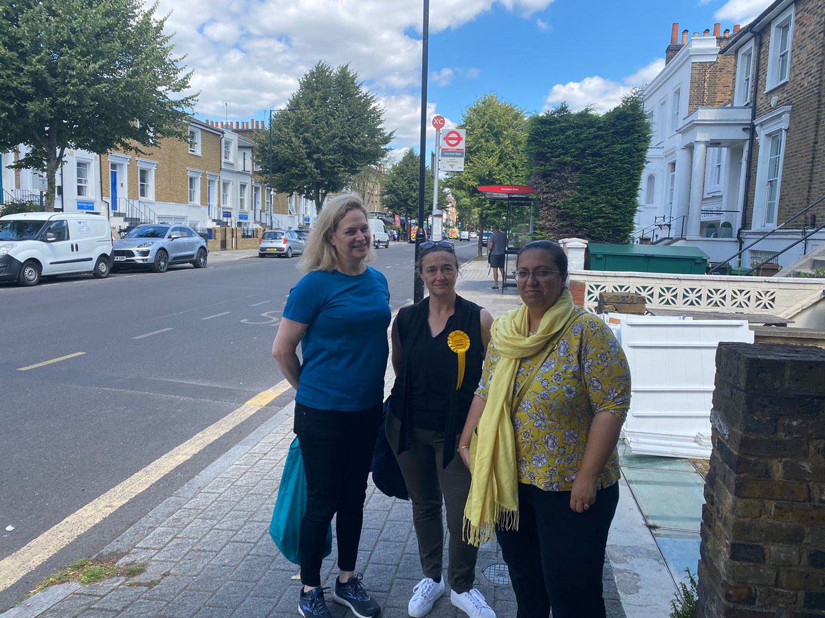 #DeBeauvoir needs our 242 bus to Homerton hospital. DB campaigner is working with Council candidate Thrusie and Assembly member @HinaBokhariLD to get the message to #TfL @CarolinePidgeon @LibDems #fightbuscuts #votethrusie