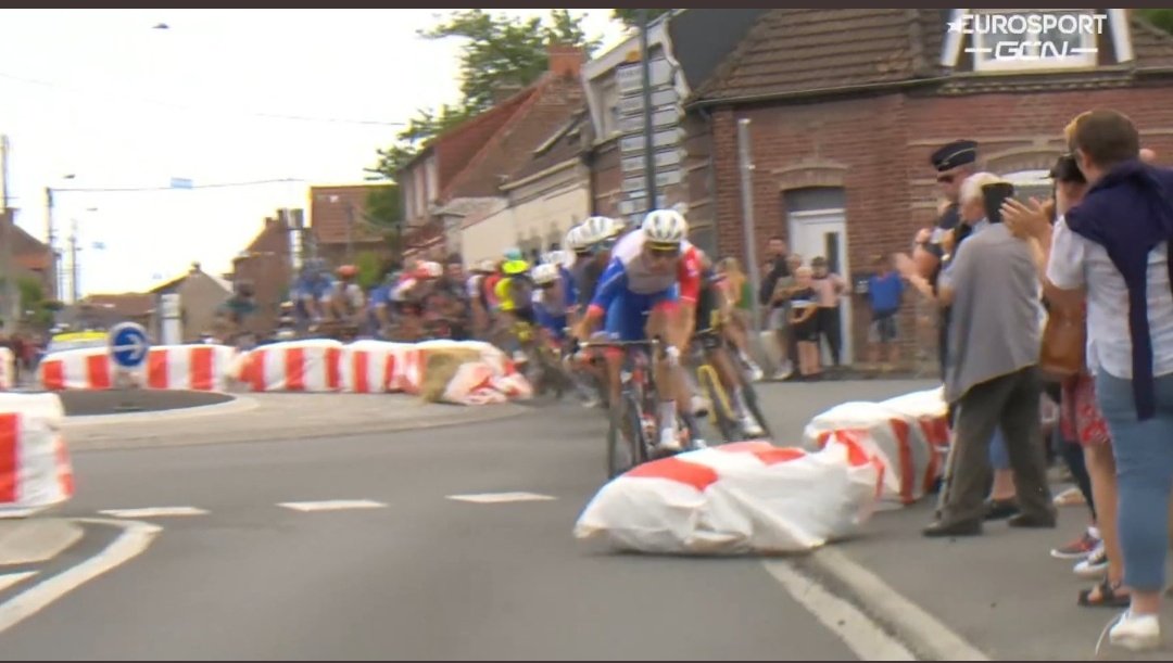 Gelukkig stond die politieagent erbij en keer erna #kasseien