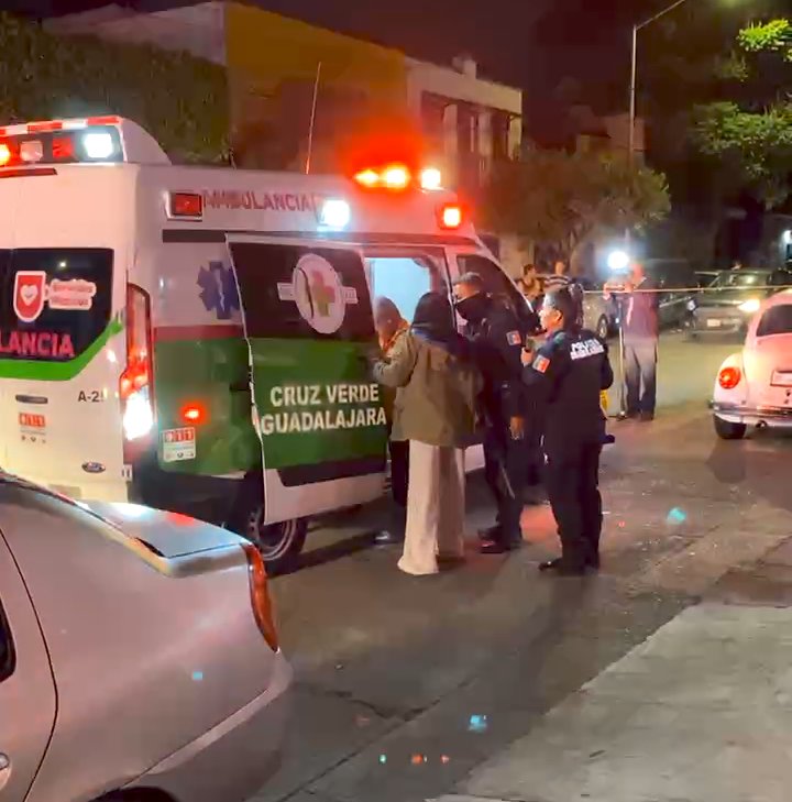 AmgNoticias's tweet photo. ⛔ #EstaNoche 📢😱
Un #hombre en situación de calle fue #agredido a #balazos, cuando se encontraba #recolectando cartón en la calle limón al cruce de ciprés, en la colonia del #fresno, en #Guadalajara.⚠️ https://t.co/LMCGfDXAT1