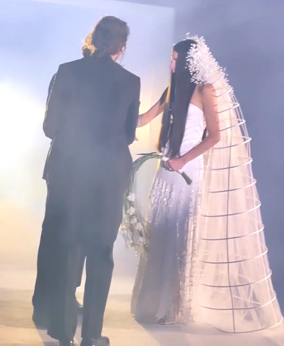 Memleketten haberler: Son dk tarlatanı giymediğini farkeden gelin, o kadar para verdim boşa gitmesin diyerek tarlatanı kafasına geçirdi. :)