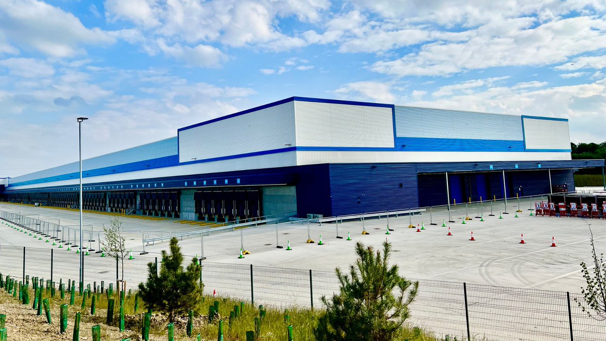 BarnsleyBiz's tweet photo. If you're looking for a new career, come along to Evri's recruitment event for their new hub in Barnsley on Saturday.

It'll be held at @Barnsley_DMC from 10am-4pm and will provide information on career opportunities, vacancies and how to apply for them: https://t.co/t90fWtVn7M https://t.co/zABvtFRzCz