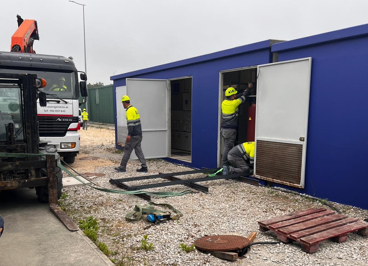 ASA_ingenieria's tweet photo. Sustitución de transformador aislamiento seco de 1MVA, en servicio crítico de un cliente. Tiempo sin tensión 3 horas. https://t.co/XpckHW0rSy