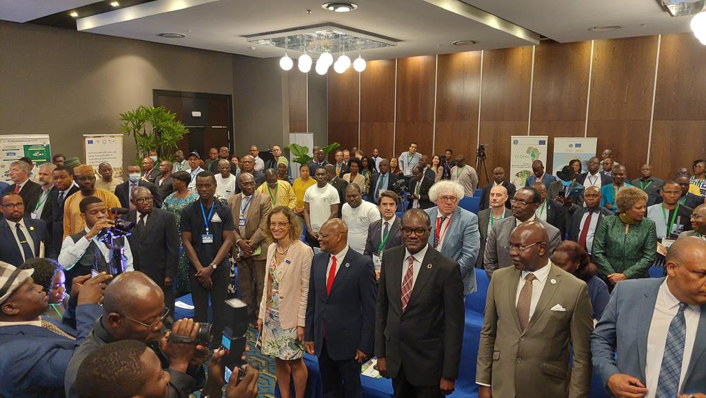 ecofac6's tweet photo. Joyeux anniversaire, Ecofac. 30 ans du Programme celebrés, devant une salle remplie, à Libreville. 30 ans de coopération UE-CEEAC, au service de la biodiversité en Afrique centrale. https://t.co/2G3BRoqu4c
