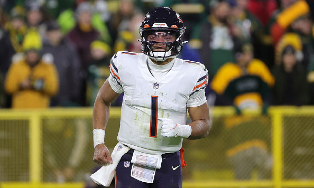 Which #NFL Quarterbacks should you target in the later rounds of fantasy drafts this year? 🏈🎯

<a href="/jimpemba777/">Jonathan Impemba</a> breaks it down in the latest from the FREE <a href="/FantasyAlarm/">Fantasy Alarm</a> #FantasyFootball Draft Guide! 💯

READ HERE ▶️ ow.ly/OS5v50JPGPi

DRAFT GUIDE ✅ ow.ly/XCfT50JPGPh