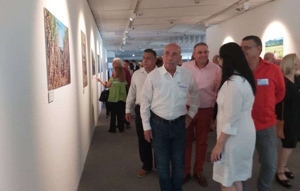 CubaRonSA's tweet photo. Inauguran en la sede de @UNESCO_es la exposición fotográfica "De la Tierra al saber hacer", con imágenes📷📸 de #JulioLarramendi y @CubaRonSA🇨🇺🥃, en el marco de la IX Sesión de la Asamblea General del Comité de Patrimonio Inmaterial de la #UNESCO👇 https://t.co/LQhviwQNwK