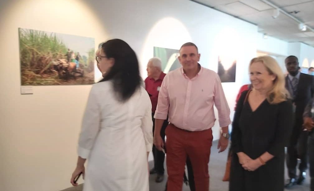 CubaRonSA's tweet photo. Inauguran en la sede de @UNESCO_es la exposición fotográfica "De la Tierra al saber hacer", con imágenes📷📸 de #JulioLarramendi y @CubaRonSA🇨🇺🥃, en el marco de la IX Sesión de la Asamblea General del Comité de Patrimonio Inmaterial de la #UNESCO👇 https://t.co/LQhviwQNwK