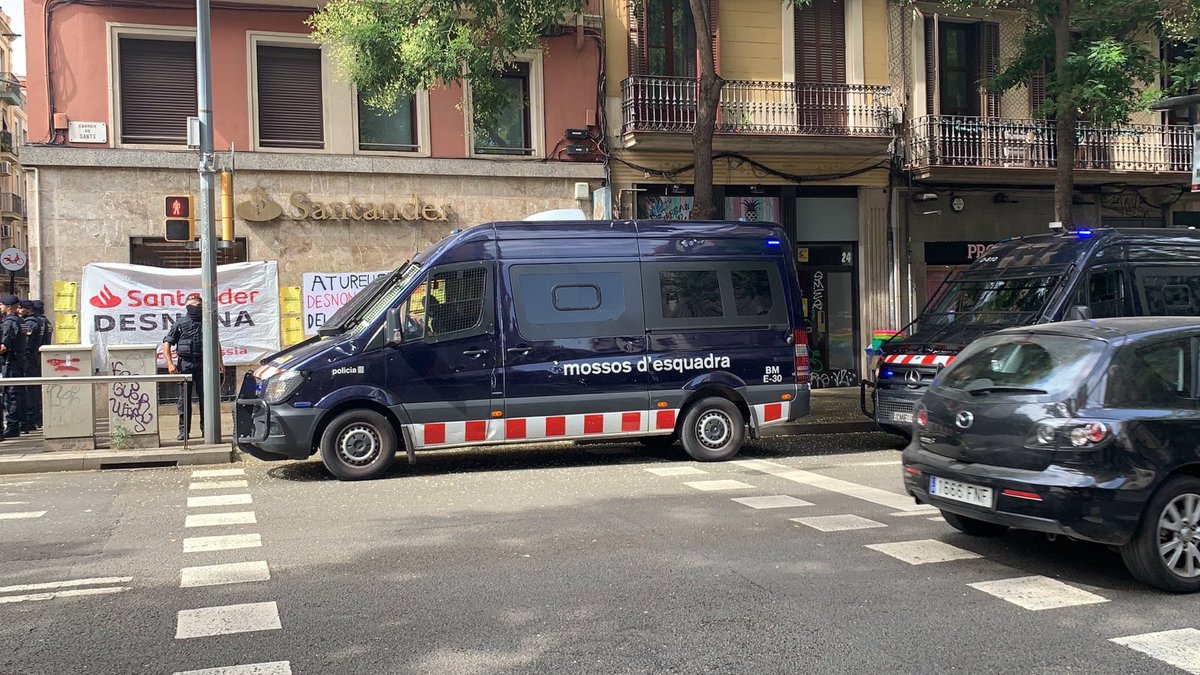 Suport! Acabem d'arribar 9 furgonetes de la Brimo. A carrer de sants.