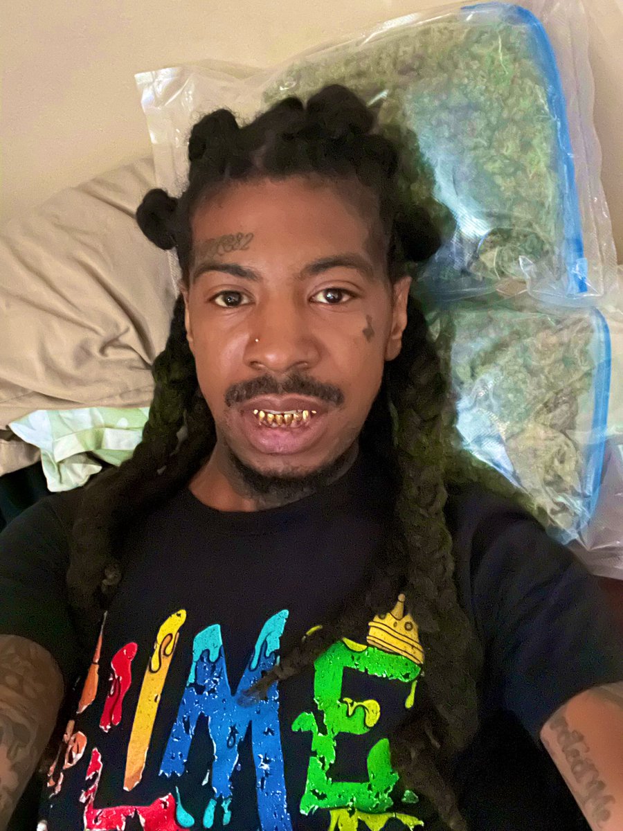 Burna_2smooth's tweet photo. My pillows be gas ⛽️ comfortable https://t.co/GbUgZhHFiC