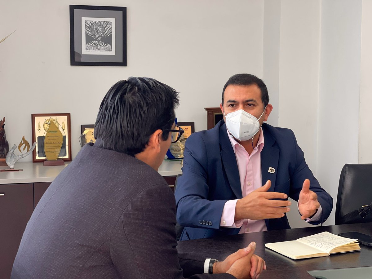 PabloBeltran_A's tweet photo. 🤝| Recibí la visita protocolaria de @NikolayAguirre, rector de la @UNLoficial, con el objetivo de conocer asuntos académicos de esta importante institución de educación superior del sur del país. https://t.co/0hjRdBNjVV
