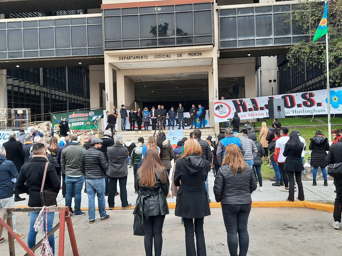 CTA_MHI's tweet photo. #Ahora presentes junto a lxs crxs de AJB , acto por la noche de las corbatas en tribunales de Morón. https://t.co/ejaKq8540g