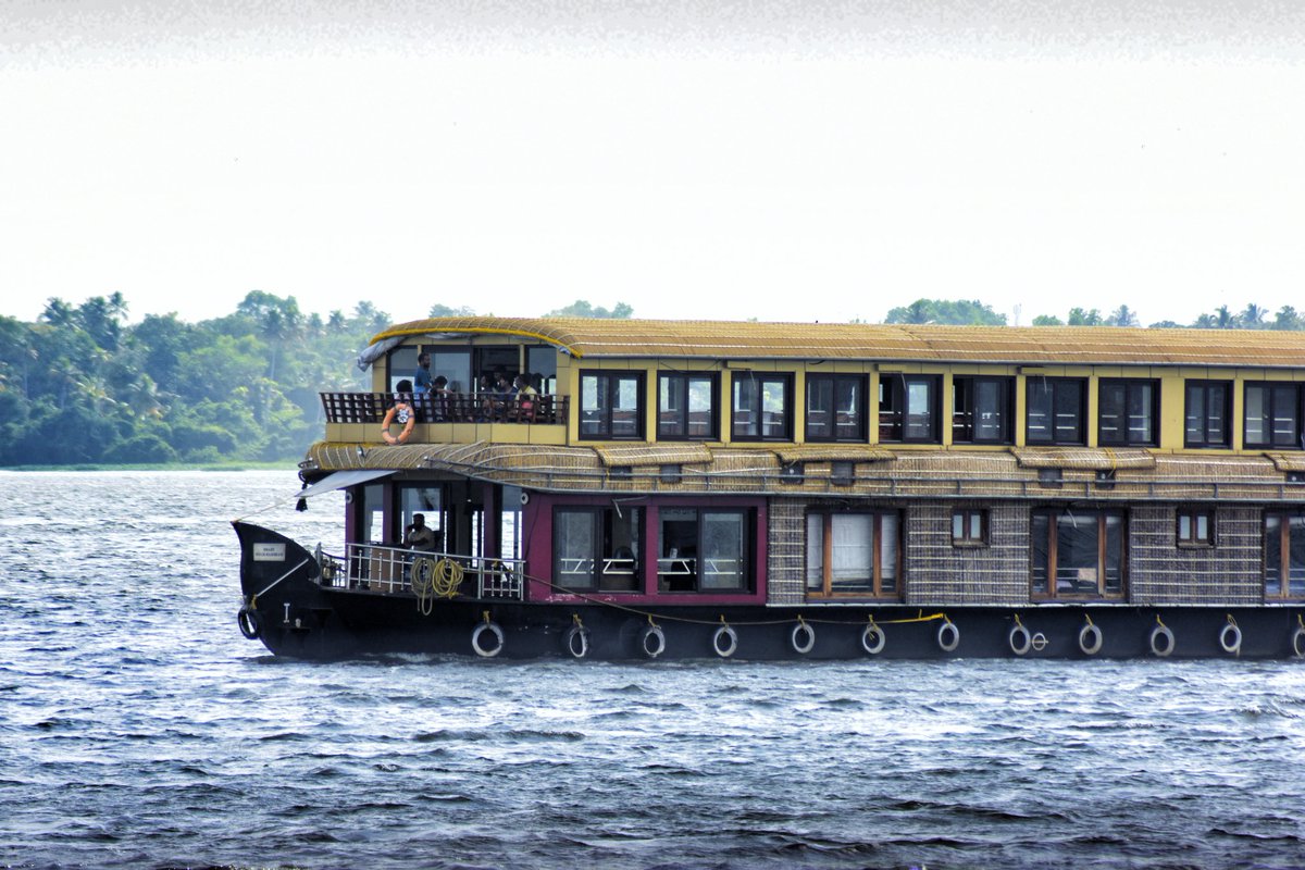 Kerala Houseboat...
#photography #travelphotography #houseboat #lake #kerala #GodsOwnCountry #vembanadlake