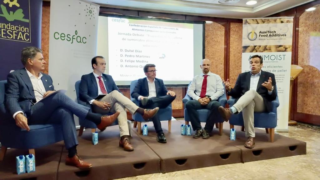 CetmTransporte's tweet photo. Nuestro secretario general adjunto, Dulsé Diaz, ha estado en la Asamblea anual de @cesfac y ha participado en una mesa redonda 🗣 para explicar la situación de las #empresas de #transportedemercancías.
#transporte #CETM #transportistas #CESFAC https://t.co/1piPQtBJUC