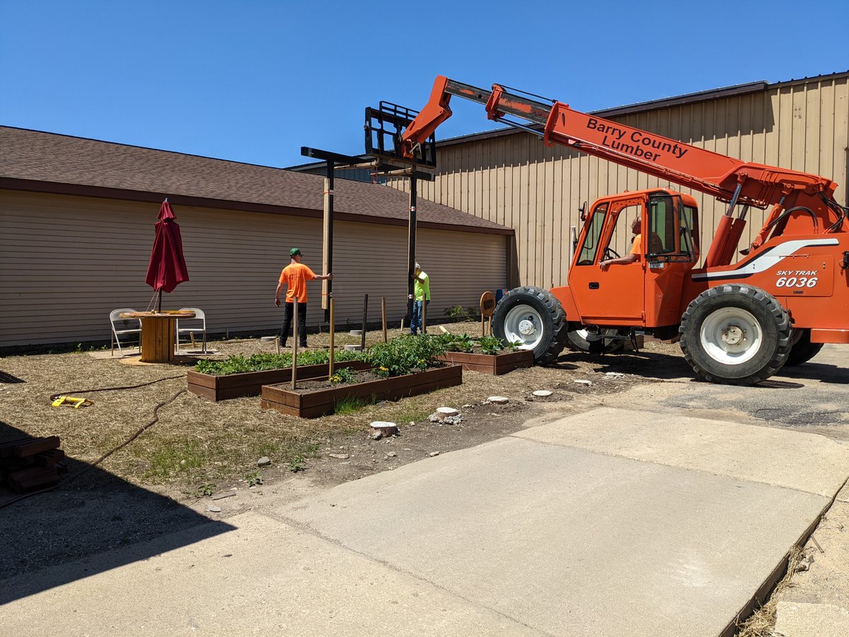 BCLumber's tweet image. Our employees mean a lot to us, which is why we've started to build a Green Space just for them! We're looking forward to future staff lunches that we can spend in this beautiful space. Stay tuned for the final reveal!

#greenspace #employeeappreciation #greenthumb #diy