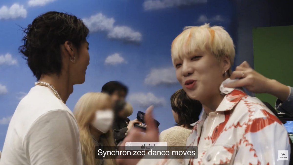 rugayainseo_twt's tweet image. "synchronized dance moves" LMAO??  he said it with his WHOLE CHEST 😭