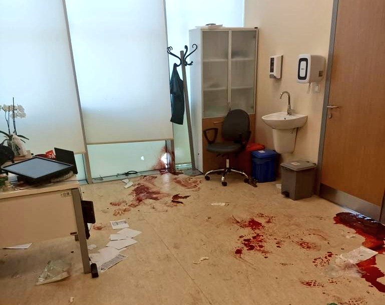 Acil müdahaleler dışında sağlık hizmeti süresiz durdurulmalı.
Tüm sendikalar stk odalar ortak eylem kararı alın!
Meclis güle oynaya tatile çıkarken 
Bir Hekim katledildi
Sağlık Bakanı istifa et !
<a href="/drfahrettinkoca/">Dr. Fahrettin Koca</a> <a href="/ttborgtr/">Türk Tabipleri Birliği</a>
#EkremKarakaya
#konyasehirhastanesi
#SağlıktaSiddeteHayır