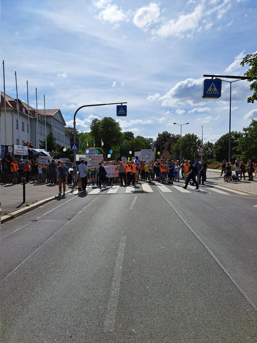 spderfurt's tweet photo. Die Schülerinnen und Schüler aus #Erfurt #Alach setzen sich vor der Stadtratssitzung für ihre Schule ein. Wir stehen zur beschlossenen Zweizügigkeit https://t.co/skniC6UQSo