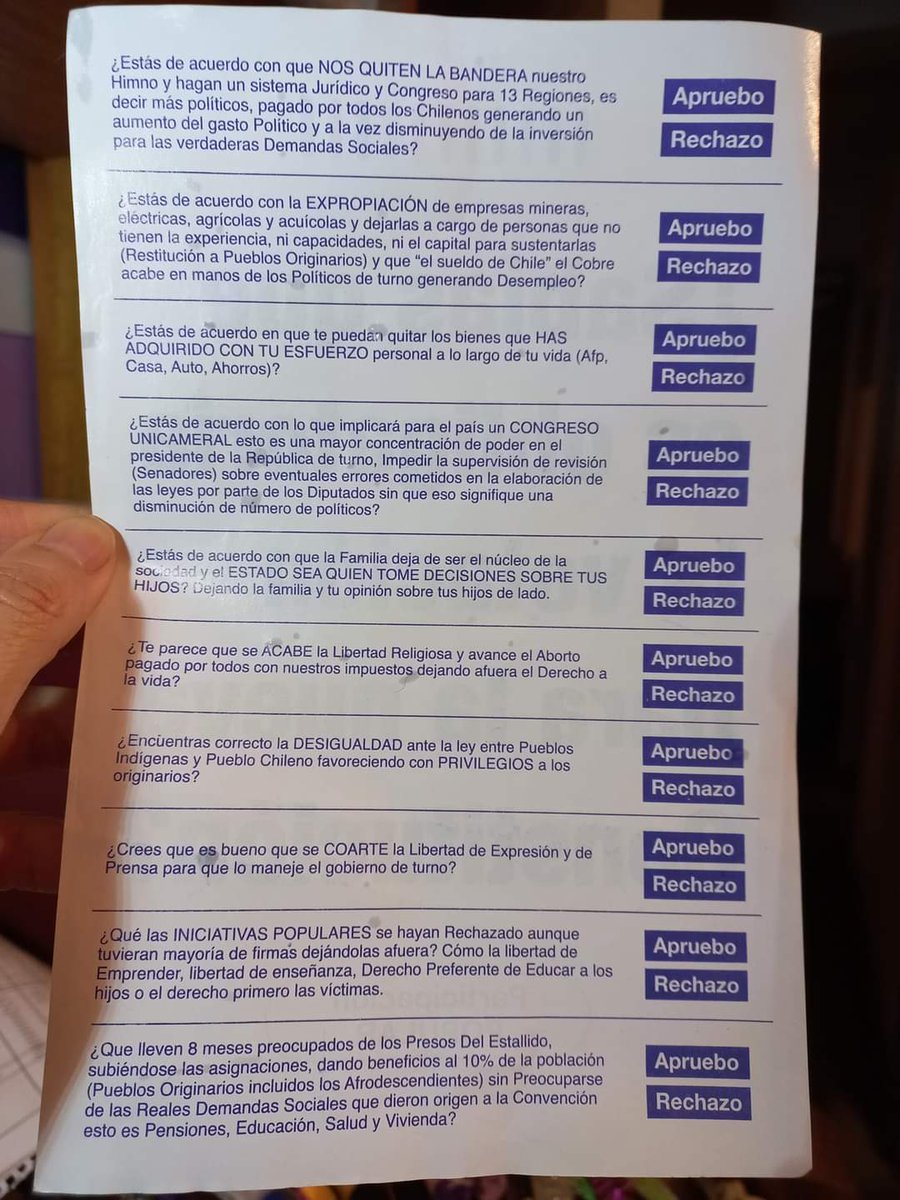 Carolabototo's tweet photo. En San Miguel están repartiendo panfletos con información absolutamente falsa. Los del rechazo siembran mentiras sin escrúpulos. @ServelChile #Apruebo4deSeptiembre @Coordinadora8m @EducacionCF8M https://t.co/cxxYOrsCwF