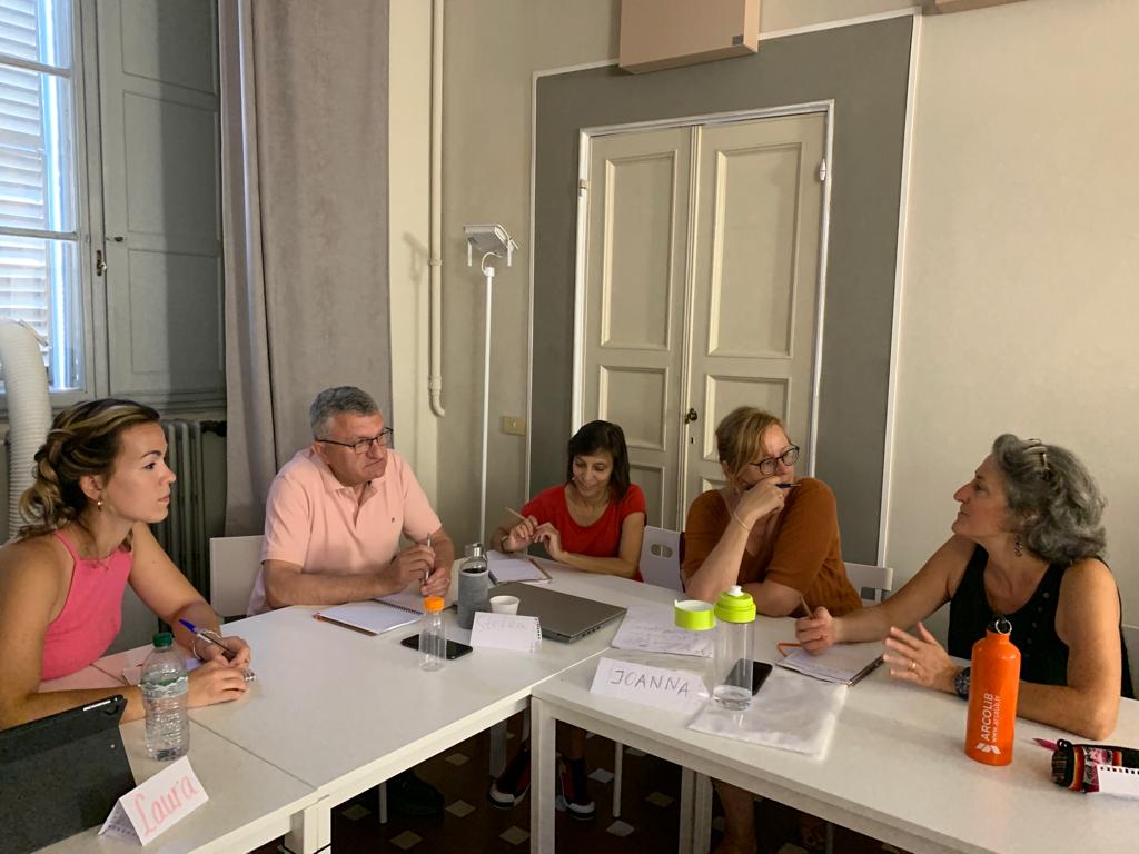 Erasmus_SVP's tweet photo. Nuestras profes del @SVP_Zgz @LauraUbSVPZ e @ibonesvp1 👩🏫👩🏫 ya han comenzado sus formaciones correspondientes @EUErasmusPlus 🇪🇺 dentro del programa #KA1 en Florencia 🇮🇹 sobre #ClassroomManagement y #StudentCenteredClass 🏫🚸🎒
.
.
¿Quiénes serán los siguientes? 🔜 https://t.co/eM1sc9G5VY