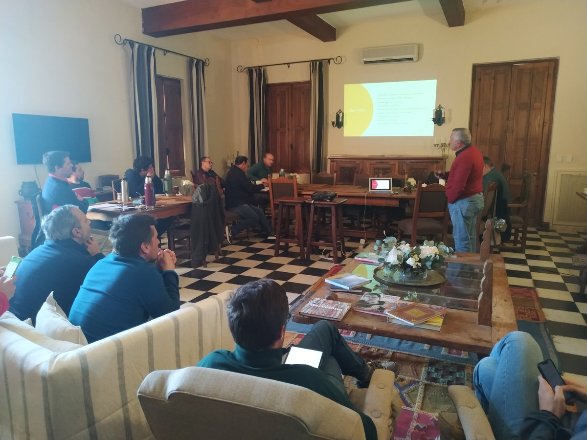 Excelente mañana de discusión con #creaamerica, de gira por el Norte Cordobés, intercambio de malezas con foco en cultivos de cobertura, malezas cómo bidens, amaranthus, y planificación .