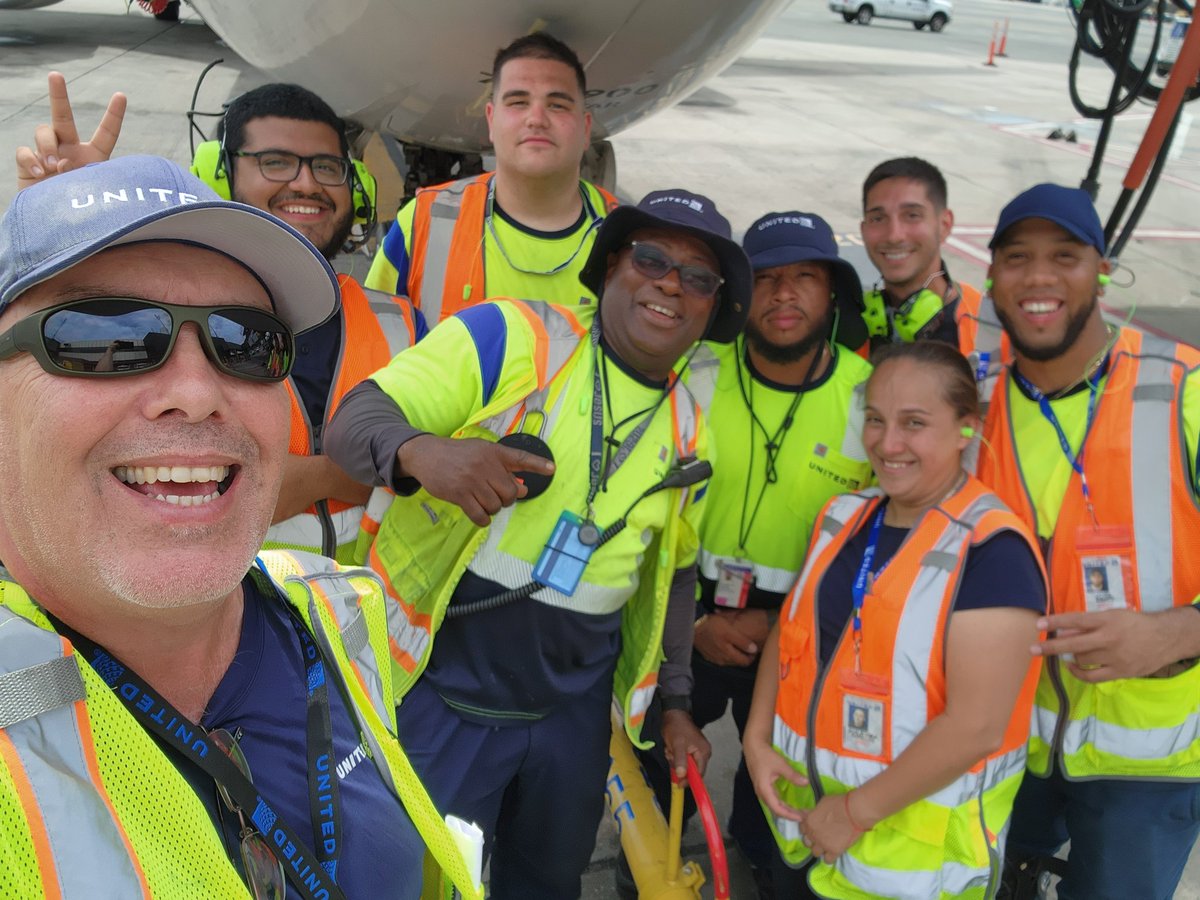 Nothing like finishing a flight early by working TOGETHER! #Core4live is coming to EWR...are you ready? #goodleadstheway #consistencyteam @MikeHannaUAL @JMRoitman @KevinSummerlin5 @rodney20148 @HendyGeorge @William3167 @HatterGlad @BsquaredUA @Davidwi97357603 @BruceDavisRed