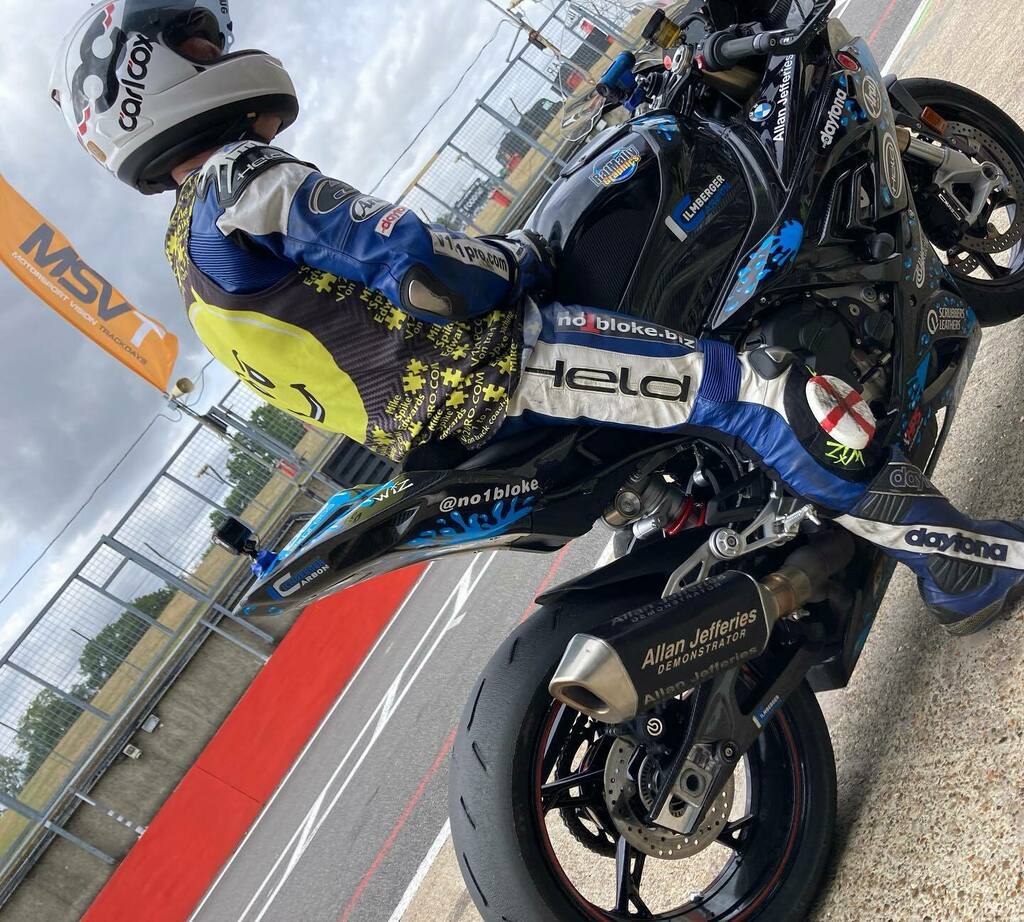 no1bloke's tweet photo. Had a fun day coaching @brandshatchofficial today @msvtrackdays Great day’s coaching the weather was perfect #brandshatch @AllanJefferies #allanjefferiesbmw #carlcox #heldbikerfashion #heldbikergear #araihelmet #ilmbergercarbonparts #frey_daytona #whyar… https://t.co/3YEXqSYgBz https://t.co/VJ6ErZeKfc