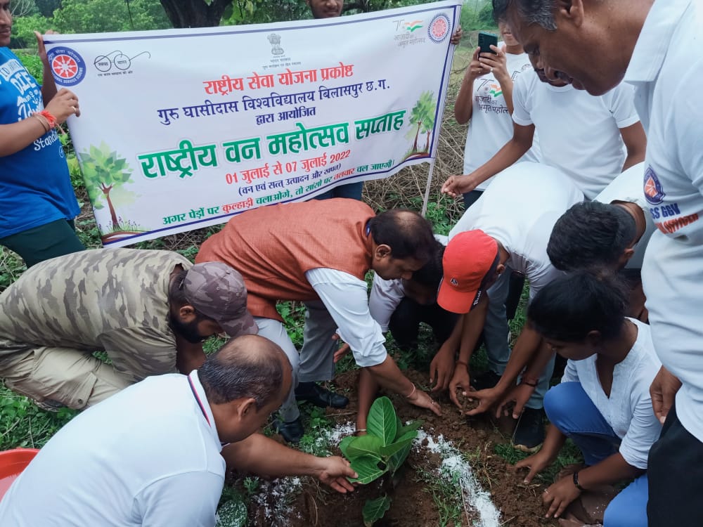 NSSGGVBILASPUR's tweet photo. राष्ट्रिय वन महोत्सव सप्ताह में पौध रोपण कार्य,
पेड़ है तो पर्यावरण है और पर्यावरण है तो हम है।
एनएसएस सेल जीजीयू, बिलासपुर छत्तीसगढ़ https://t.co/yvnoUH53WJ