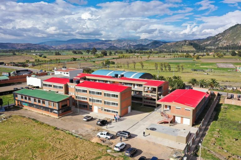 Mineducacion's tweet photo. #Comunicado | Con nuevos contratistas, el Ministerio de Educación y el FFIE garantizarán la terminación de 27 colegios en Boyacá. ➡️ https://t.co/eOEHC0uz2j

#EsTiempoDeCreer 🏡✨ https://t.co/IVIrP4abKS