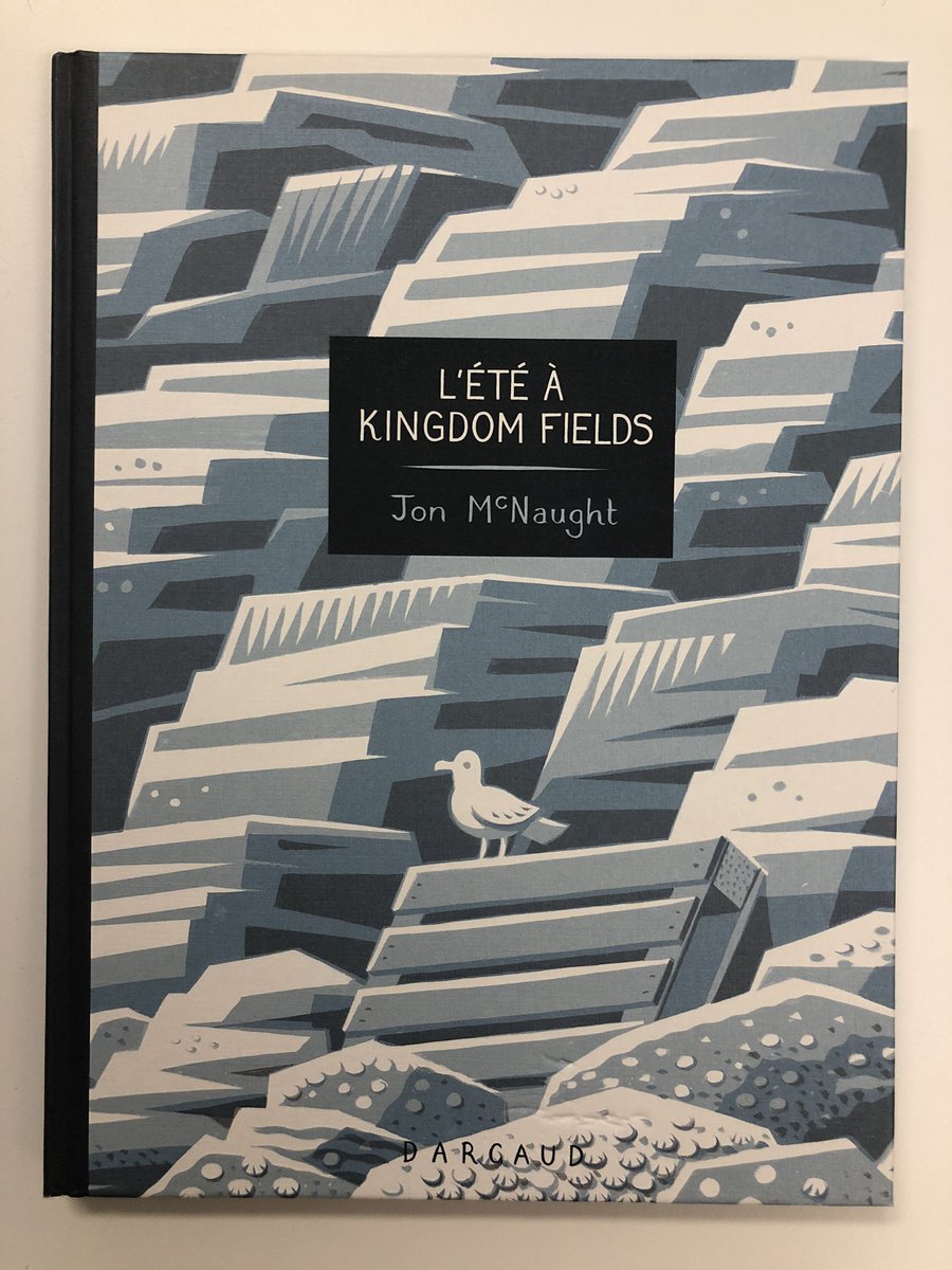 « L'Eté à Kingdom Fields », la route des vacances, les stations d'autoroute, le bord de mer, l'ennui d'un ado, l'ambiance douce-amère, la beauté des pages de @Jon_McN !
Magnifique lecture intemporelle @EditionsDargaud
Traduit par @norabz